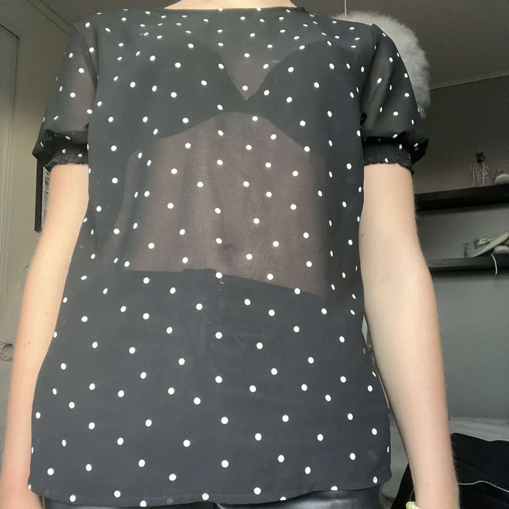 Jötte fin lite genomskinlig topp från pieces 🖤. Toppar.