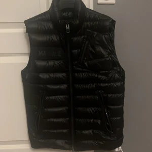 Mackage väst - Storlek 36, jätte bra skick förutom ett litet hål inne i fickan som inte syns