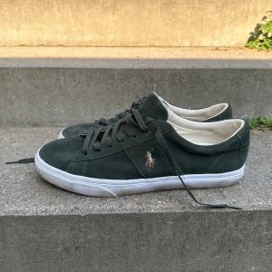 Ralph lauren sneakers gröna - Jätte bra skick, använda typ 3 ggr. Lite smuts på sulan men inget som inte går bort. Storlek 45