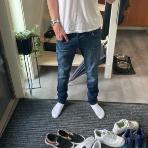 Jack and Jones Slim glenn - Tvär feta jeans säljer då de inte kommer till användning längre då de är lite för stora o midjan  har lite slitage Kan gå ner i pris vid snabb affär 