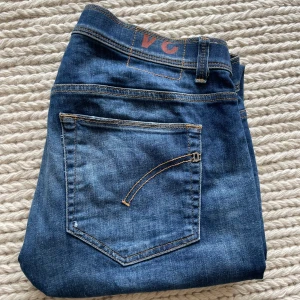 Dondup jeans - Säljer nu dessa sjukt snygga dondup jeans, skick 8/10.  Waist 34(passar mindre)  Perfekta nu till hösten!!   
