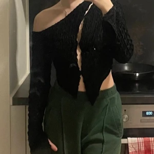 Svart långärmad  - Ny utan prislapp. Normal i strl.