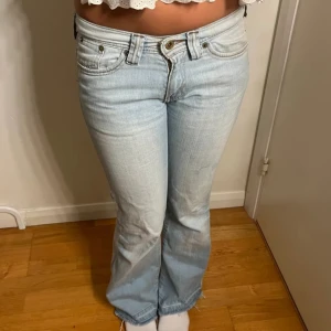 Levis jeans  - Skitsnygga levisjeans, säljer pågrund av att dom inte passar längre. Har någon fläck där av priset