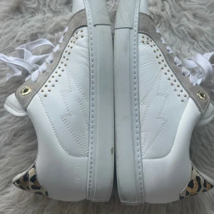 Zadig & Voltaire skor - Skit snygga skor från Zadig som tyvärr aldrig kommer till användning. Använda ett fåtal gånger men har vissa defekter (missfärgningar syns på bild 2&3) . Köpta för cirka 2650kr.