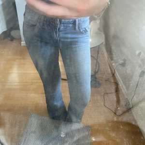Bootcut jeans  - Säljer mina bootcut jeans för de är lite små för mig och kommer inte till användning. De är i bra skick och använda av mig ett fåtal gånger men köpta på Plick. Osäker på märket men tror de är från brandy. Skriv för fler bilder eller frågor!