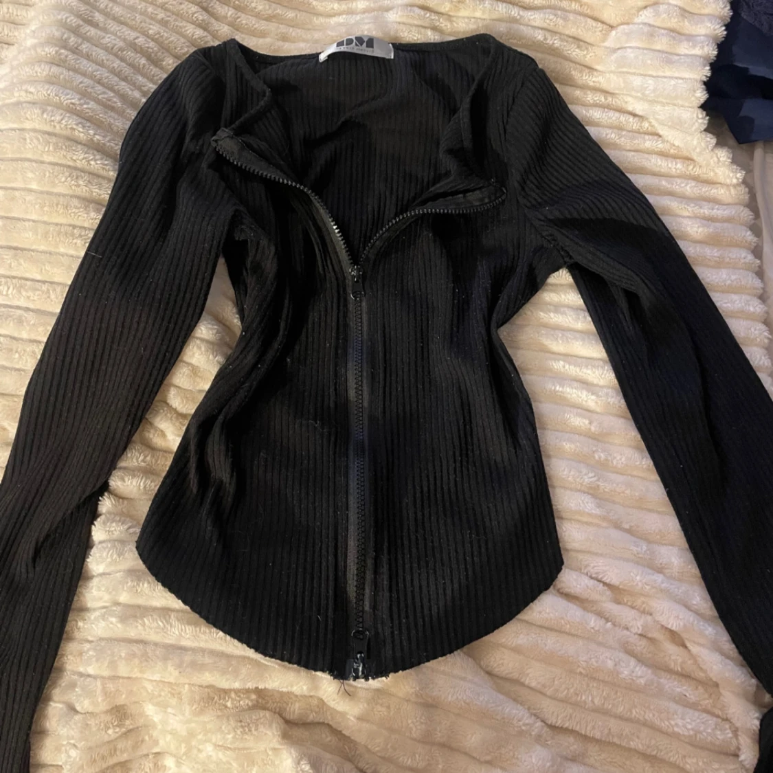 Svart top med dragbar dragkjedja  - 90