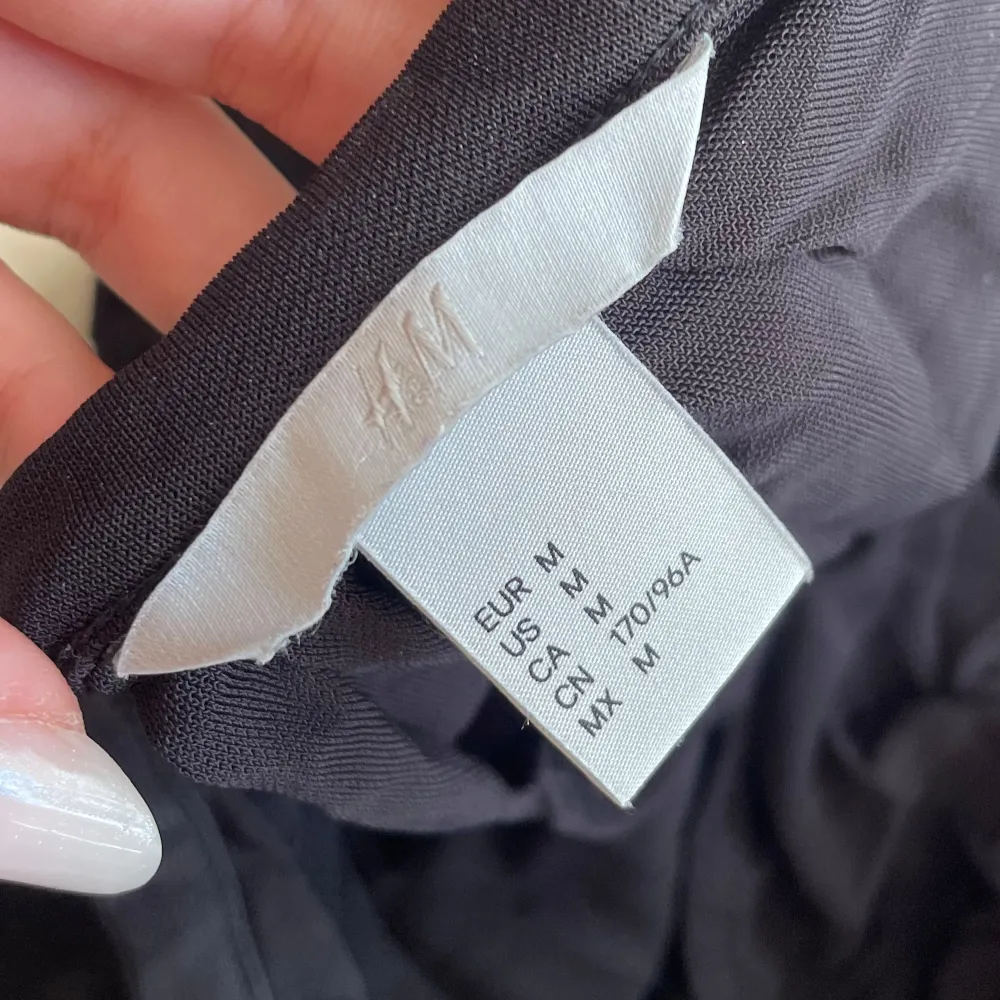 svart topp/blus i gott skick. öppen för byten & pris går att diskutera😍. Puserot.