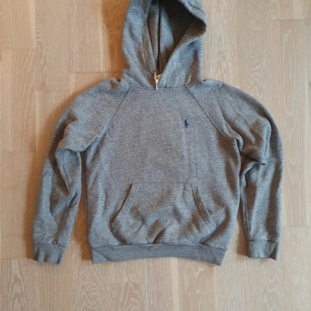 Skitfin, mjuk och go, hoodie från Polo Ralph Lauren. Knappt använd utan defekter. Oversized i passformen så funkar både för XS-S.. Hoodies.