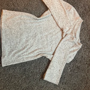 Långärmad tröja  - Har bara använt ett få tak gånger, den är väldigt mjuk 💞liten i storlek