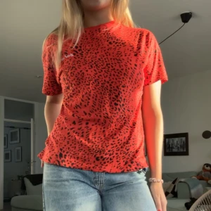 Röd mönstrad t-shirt från Gestuz - Röd t-shirt från Gestuz. T-shirten är i en loose-fit modell. Passar S-M