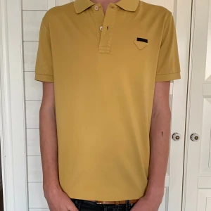 Prada piké stl M - Riktigt snygg Prada pike i stl M! Inga skador eller defekter, skick 9/10. 