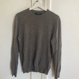 Kashmir tröja  - Säljer en grå/brun Kashmir tröja i storlek M. Den är ifrån Lawrence grey 