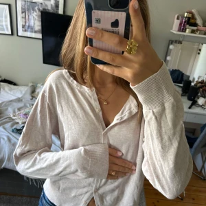 Kofta - Jättefin kofta i en ljusrosa/beige nyans. Står storlek Xl men passar även mig som har S