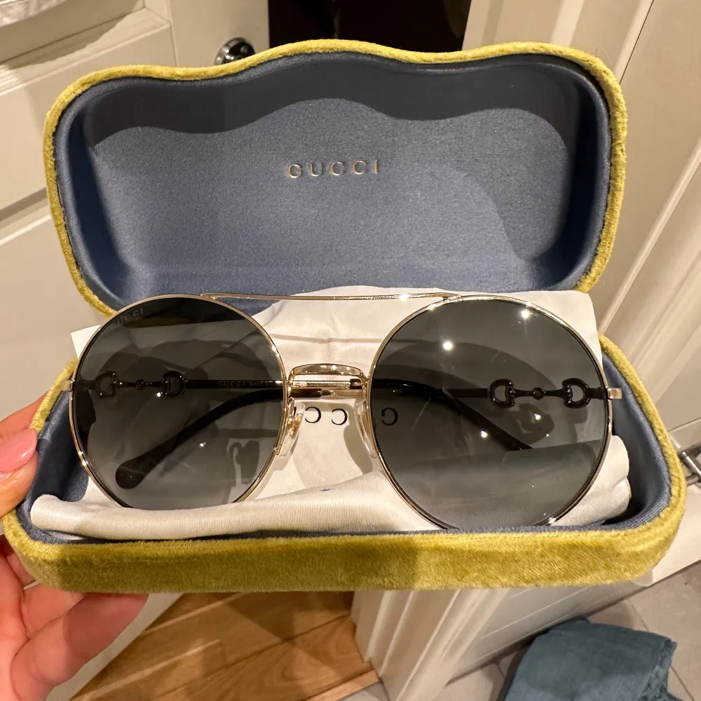 Gucci glasögon (GG0878S 001 gold grej heter modellen) med runt grey glas och guldiga detaljer. Nästan helt oanvända. Inga repor.  Nypris 3700 kr.. Accessoarer.