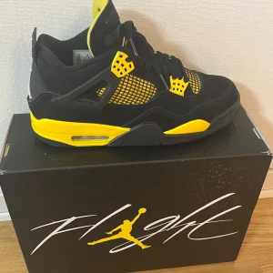 Jordan 4 RetroThunder (2023) - Jordan 4 Retro Thunder (2023) Använda några gånger. Storlek 44 box ingår/ kvittot finns.Skriv gärna om du har några andra frågor eller funderingar👍