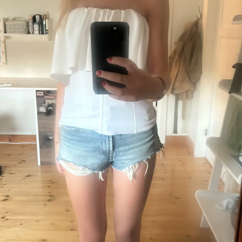 Jätte fina midwaist jeans shorts från zara i väldigt gott skick så jag köpte en för liten storlek och inte kunnat använda dom så mycket. . Shortsit.