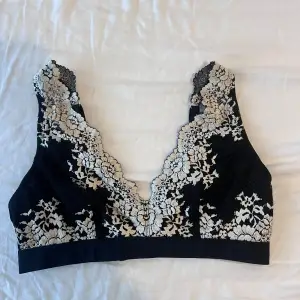 Säljer denna superfina bralette från Intimissimi i bra skick 💗 stretchig så passar flera storlekar