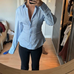 Figursydd skjorta - Figursydd skjorta, aldrig använd med prislappen kvar