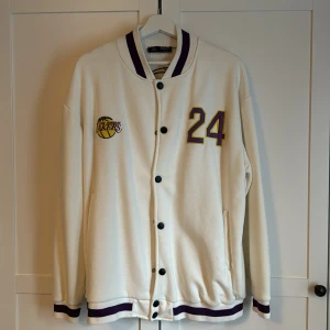 LA Lakers Kobe jacka - Säljer min LA Lakers Jacka, i gott skick och inte använts mycket alls.