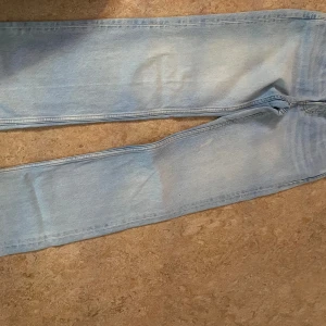 Jättefina jeans - Lågmidjade jeans från weekday passar någon med xs jätte fina på🩷