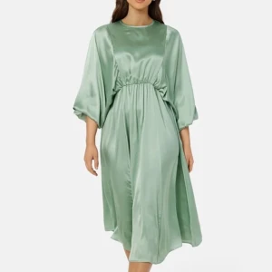 Satinklänning från Bubbleroom  - Använd 1 gång! :)