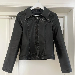 Biker jacket - Jättesnygg skinnjacka från Gina som nu är slutsåld, perfekt som höstjacka!! Strl xs men passar s