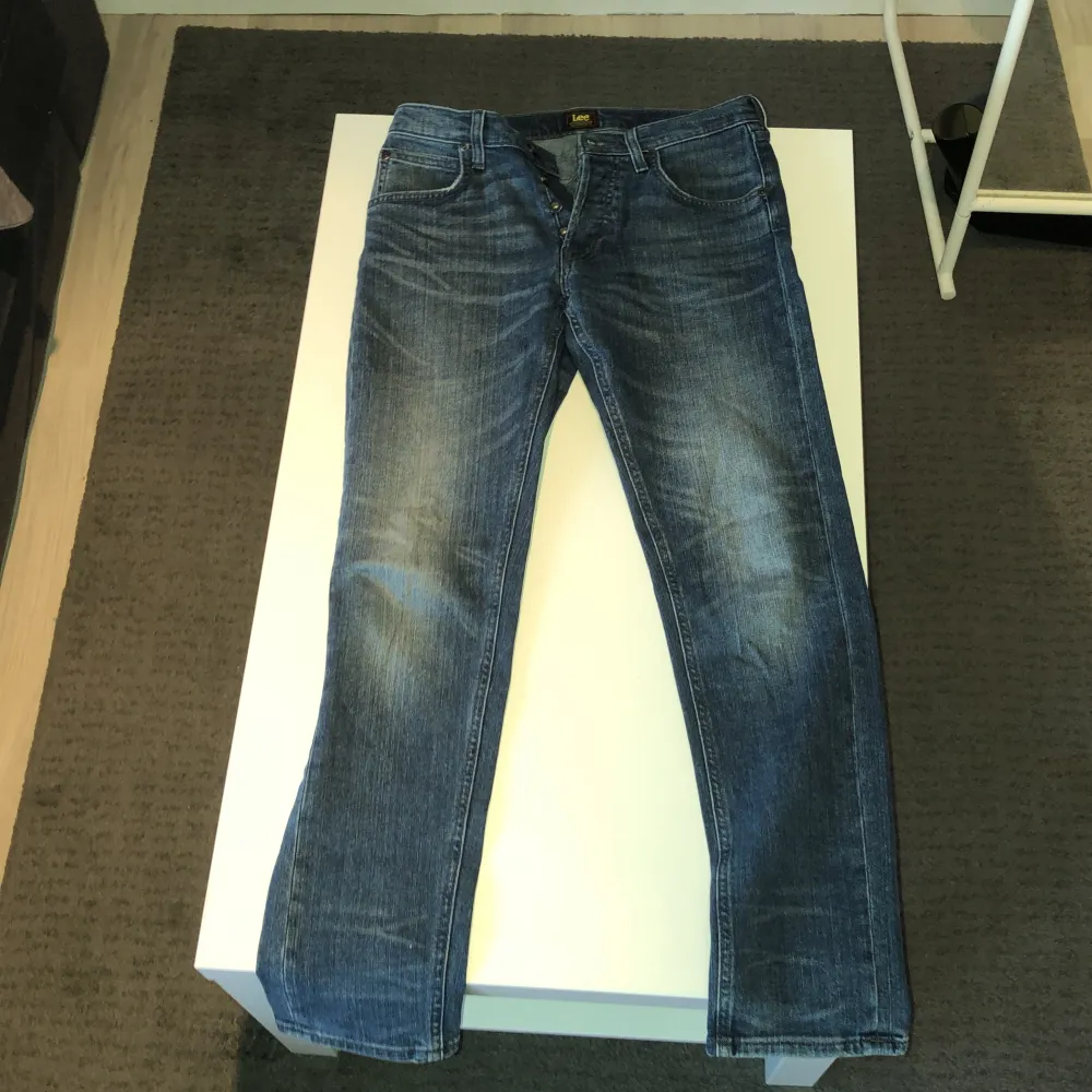 Säljer dessa snygga Lee jeans, storlek: 28/32. Sitter perfekt på tjejer runt 165 +/-. Jeans & Byxor.