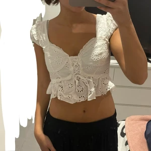 Söt tröja - Jag säljer denna tröja för att den inte kommer till användning, använt 2 gånger innan. Storleken är M men skulle säga att den passar som S.  Skriv för mer info eller bilder! 🫶🫶