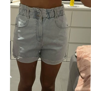 Högmidjade shorts - Säljer dem här högmidjade shortsen för dem aldrig kommer till användning. Använd runt 1-2 gånger. Dem ser ut som nya.  Skriv för mer Info eller bilder! 
