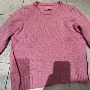Zadig tröja - Säljer denna jättefina kashmirtröja från Zadig & Voltaire!!! Säljer men skulle också kunna tänka mig att byta mot en annan tröja i kashmir💕💕💕 PRIS KAN DISKUTERAS