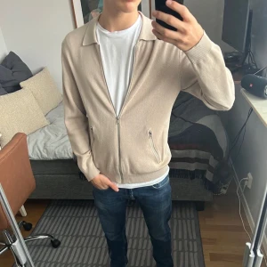Riley cardigan - Säljer nu en Riley cardigan i 9/10 skick. Tröjan är i storlek S och killen på bilden är 175 cm lång. Skriv vid fler frågor!