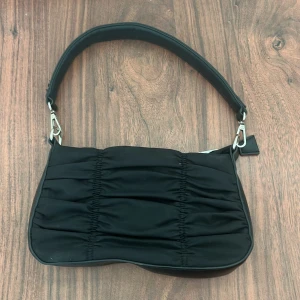 Svart axelväska  - Svart Axel väska inget märke 