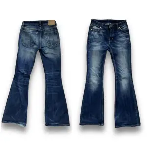 Tja! Säljer dessa Weekday jeans, Model: Flame Flare Bootcut Low waist  Skick: 7/10 de har en slitning vid hälen men annars är det väldigt bra kvalitet