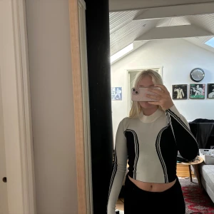 Tröja från weekday - Detta är en stickad tröja från weekday. Säljer då den inte kommit till användning och den är lite för liten för mig. Den är ganska varm så den är bra ni till hösten!❣️(nypris 600kr)