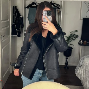 Oversized Pilotjacka Med Fuskpäls - Säljer nu denna fina oversized pilot/aviatorjackan. Perfekt nu till vinter då pälsen håller en väldigt varm. 💗 