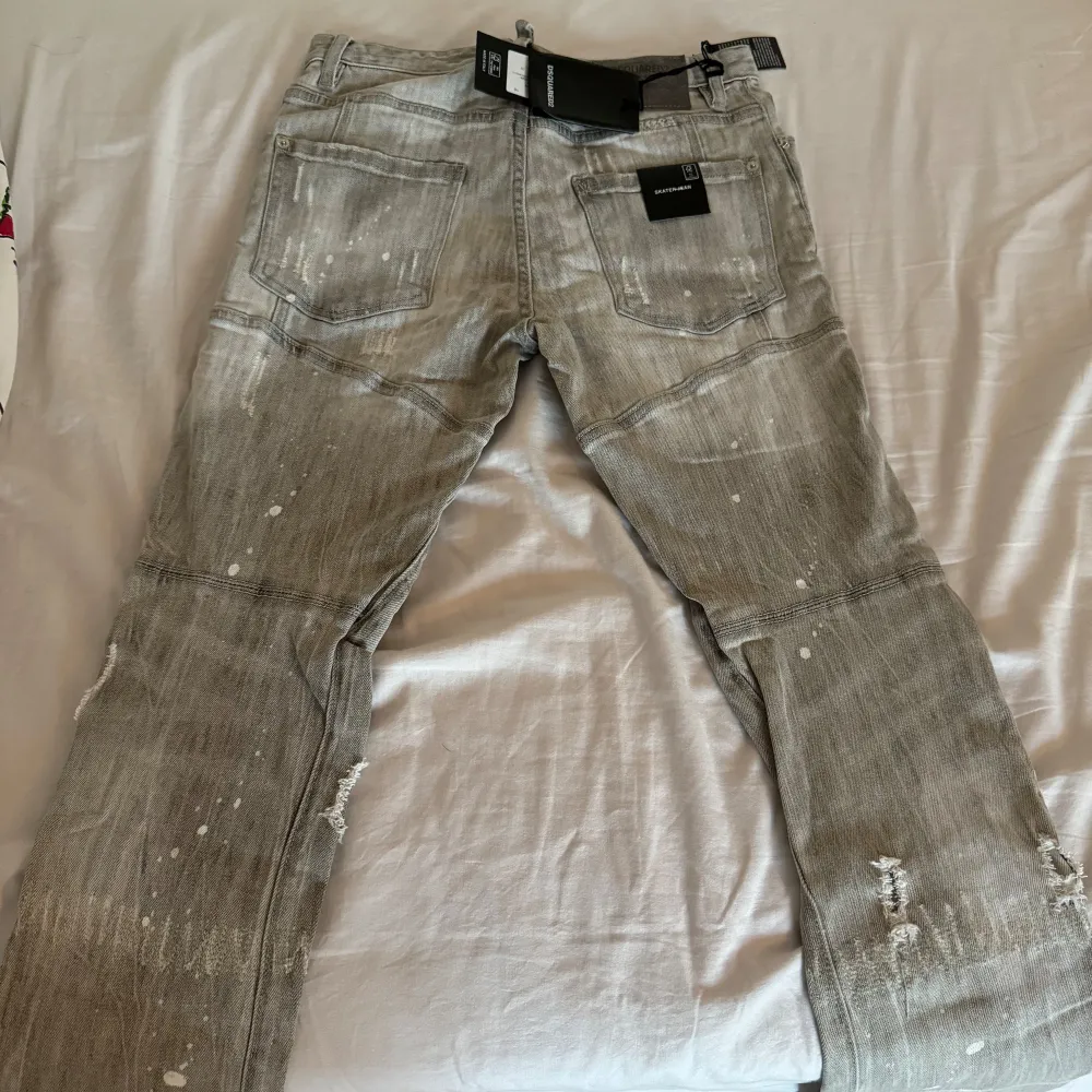 Helt nya dsq jeans storlek 29/32. . Jeans & Byxor.