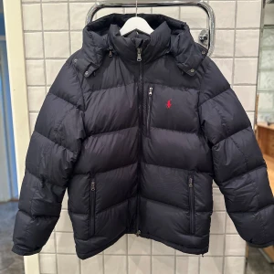 Polo Ralph Lauren ”the gorham down jacket” - Polo Ralph Lauren dunjacka i storlek M och är true to size, jätte skön och varm vinterjacka som är använd i 2 månader bara så skicket är precis som ny Skick 9.5/10 