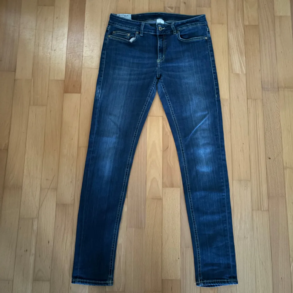 Dondup jeans i strl 30. Midjemått: 70cm Innerbenslängd: 77cm   Ej öppet köp.. Jeans & Byxor.