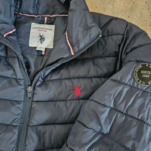 Polo Ralph Lauren dunjacka - Snygg dunjacka stl.S för höst/vinter. Passar normalbyggda killar upp till strax under 180cm längd.