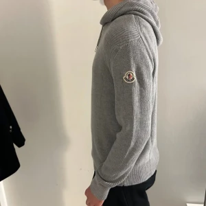 Stickad Moncler hoodie - Bra skick, den ända skadan är att ett störa har gått ut lite på andra bilden därav lite prisförsänknkng, skulle säga att man passar den om man är runt 180, bara höra av sig vid minsta fundering! Priset är ej hugget i sten.