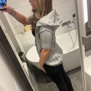 grå kofta - stickad grå kofta som ja köpte på plick men har it använt den❤️❤️