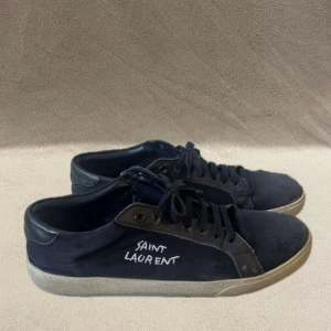 Saint Laurent skor - Ett par saint Laurent skor i storlek 43 i bra skick. Inget OG medföljer. Nypris ca: 6000| vårt pris: 2399! Vid frågor ”kontakta”📩