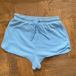 Zara shorts - Säljer mina gulliga blåa shorts, storlek S, använt ett par gånger men ändå i bra skick 🤍
