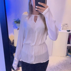 Jätte fin blus - En fin blus i storlek s  Jag tycker den e jätte fin men den kommer inte till användning tyvärr,  Den är jätte skönt material💞