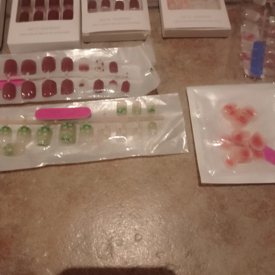 Samling  lösnaglar 19 förpackningar och nagellim - 2