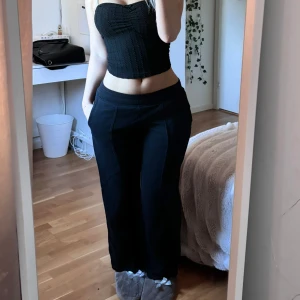 Lågmidjade mjukisbyxor - Supersnygga lågmidjade raka mjukisbyxor i storlek xs. Köpte för nått år sen på hm. Superfint skick då dem inte kommit till användning.