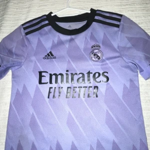Real Madrid tröja  - Real Madrid tröja lila använd bara 3 gånger jätte bra skick storlek 140 men funkar för 150 oxå 