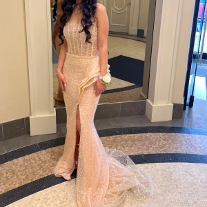 Festklänning  - Använd endast 1 gång. Köptes för 4500 kr från sashas. 