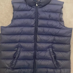 Polo Ralph lauren väst - Säljer min polo Ralph lauren väst. Jag har haft den sedan början av våren 2024 Skick 8/10 Skicka till mig om ni har någon fundering kring jackan. Passar 160 500 lägsta pris säljer billigt.