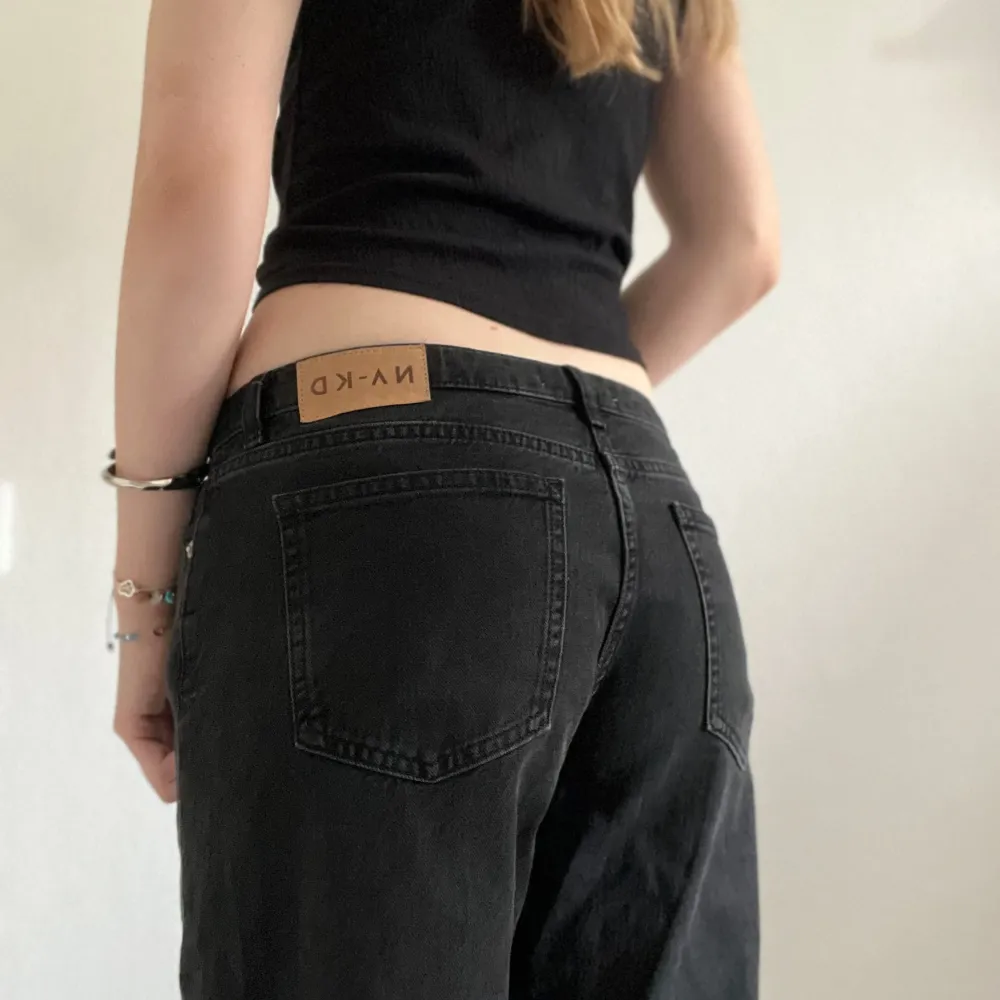 Lågmidjade svarta straight/baggy jeans från NA-KD. Ofta slutsålda och är de perfekta jeansen nu till hösten med jätte fin passform. Perfekt skick, knappt använda. Jag är ca 170cm lång. Skriv gärna om du har fler frågor!💗(köpta för 699kr). Jeans & Byxor.